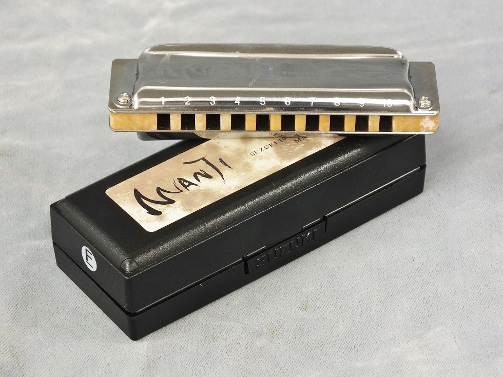 SUZUKI MANJI（Low-Key） 【10ホールズ(ブルースハープ)】 - 谷口楽器