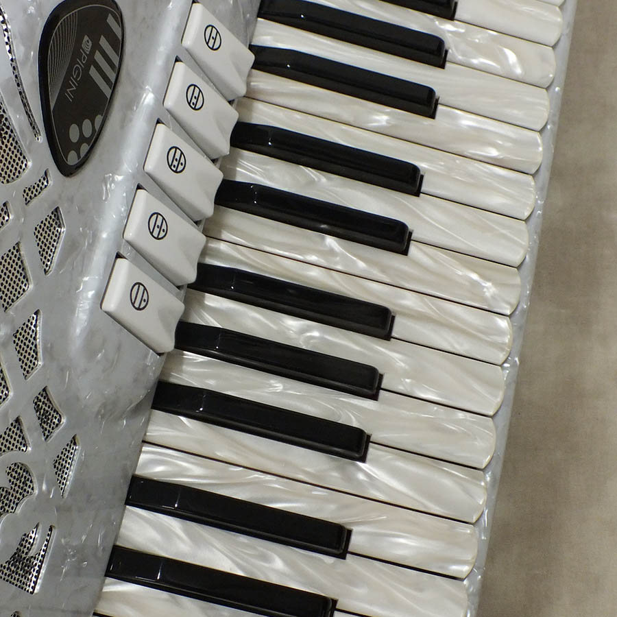 PIGINI Prelude [White] 【アコーディオン】 - 谷口楽器